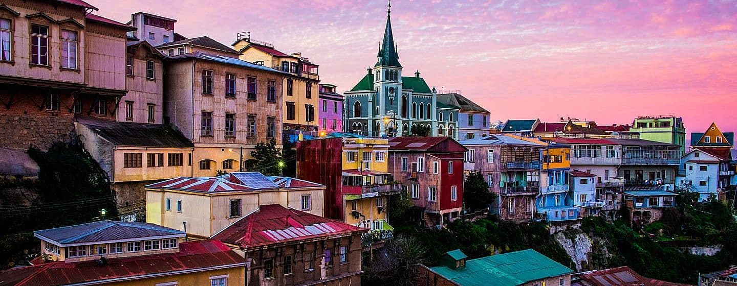 A sunset view of Valparaíso and the colourful building that make it so unique